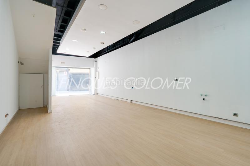 Foto e0d2bd17-77f9-4d89-a68a-62a6a3cb4d93. Casa adosada en calle peatonal en pleno centro en Rubí