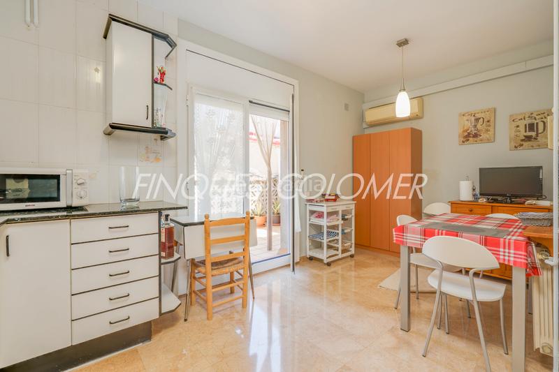 Foto f5f594af-9b43-4454-b929-ed6499f99054. Casa adosada en calle peatonal en pleno centro en Rubí