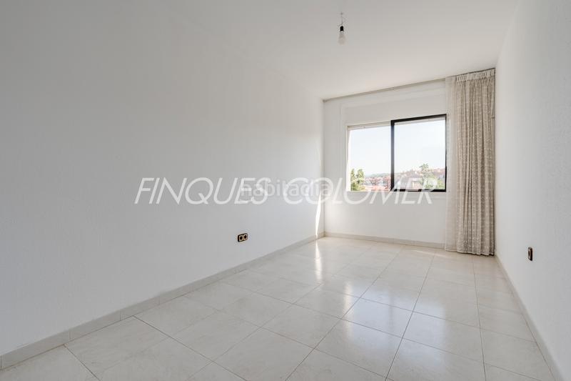 Foto a768ac12-39b4-499e-8be4-5116aeb00121. Casa adosada con terraza y garaje en La Serreta Rubí