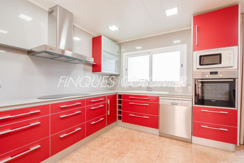 Foto c66c3b27-a520-4845-b580-8a8a6da71801. Casa adosada con terraza y garaje en La Serreta Rubí