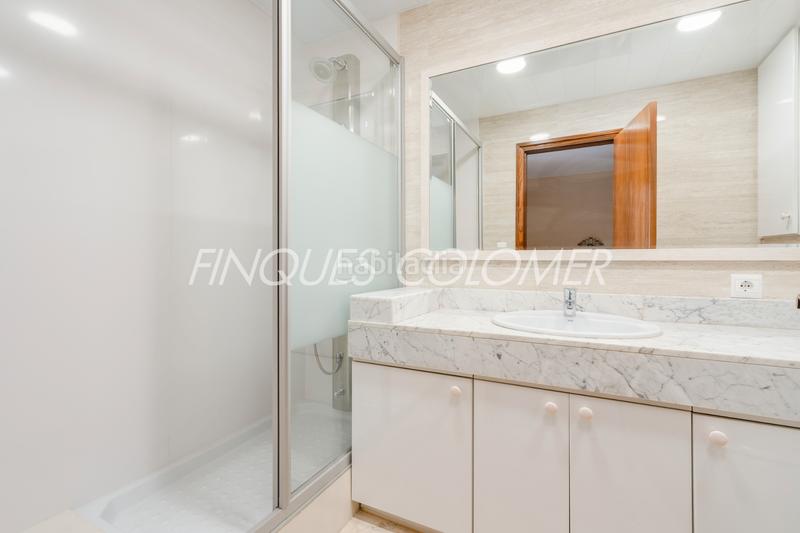 Foto c76b51ef-6319-4b24-941a-cb60e556abb2. Casa adosada con terraza y garaje en La Serreta Rubí