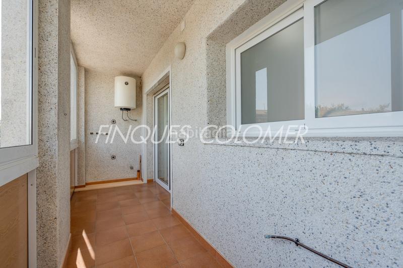 Foto c7b5b34b-ee69-4852-b843-724ab7b1f17e. Casa adosada con terraza y garaje en La Serreta Rubí