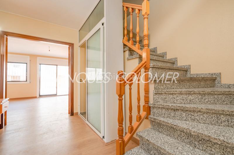 Foto d91936f2-e961-41ee-877b-fac195792568. Casa adosada con terraza y garaje en La Serreta Rubí