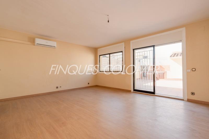 Foto e08aee96-1dfa-4c0f-85a2-6e8e23f7561e. Casa adosada con terraza y garaje en La Serreta Rubí