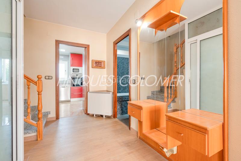 Foto fc87a07d-854f-40db-9907-20c2dbc270a8. Casa adosada con terraza y garaje en La Serreta Rubí