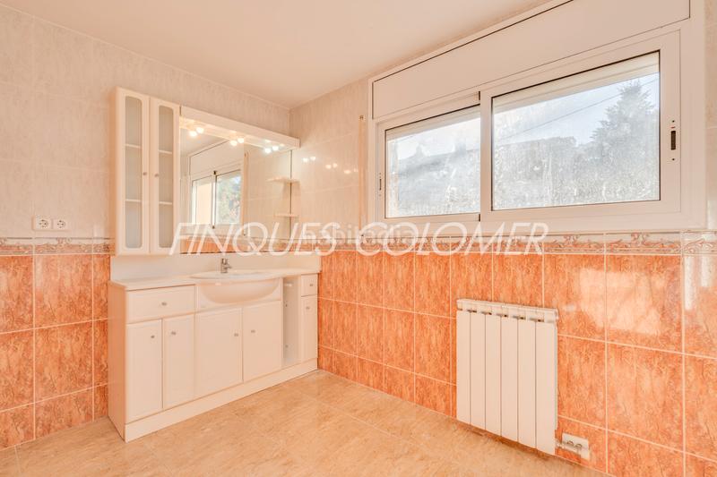 Foto ef91909b-a043-421e-8bc3-ca765a4b3ffb. Chalet with fireplace heating parking in Can Palet de Vista Alegre Terrassa