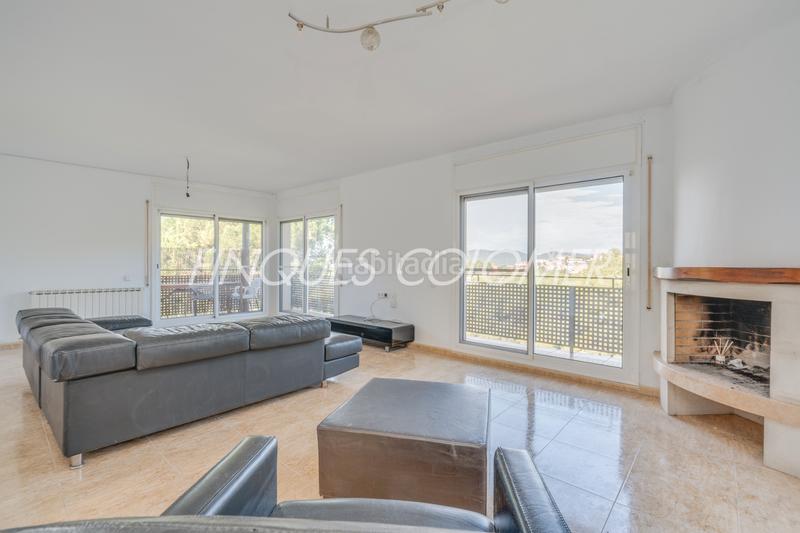 Foto f4c7ccf2-5972-4ed2-b9f0-01e1b520cc6b. Chalet with fireplace heating parking in Can Palet de Vista Alegre Terrassa