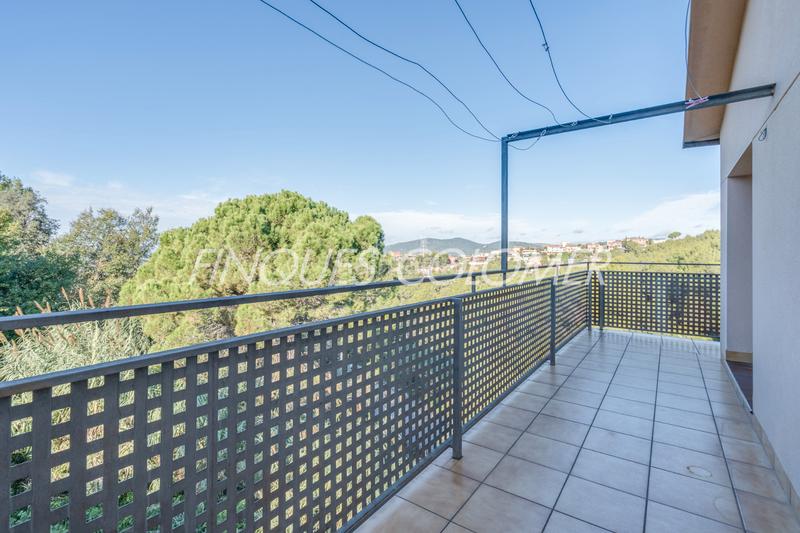 Foto fc128a8c-cd92-4ab4-8991-d8ede3dc12f8. Chalet with fireplace heating parking in Can Palet de Vista Alegre Terrassa