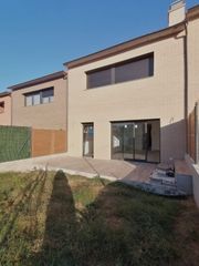 Casa a schiera in Carrer peralada. Zona tranquil·la i lluminosa