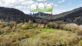 Masia  Briolf. Masía rodeada de prados junto al río