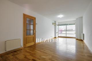 Location Appartement  Calle maria tubau. Junto a mediaset y mercadona!