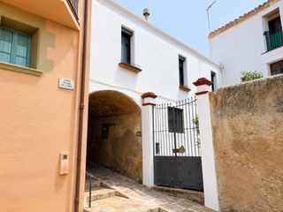Casa  Calle roger de flor. Casa de pueblo con carácter histórico en venta