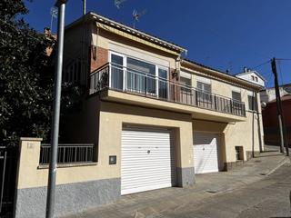 Casa a Sant Feliu de Codines. Casa de pueblo unifamiliar con garaje y pequeño jardín
