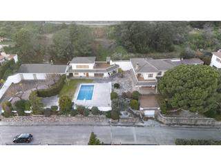 Casa a Bigues i Riells. Villa impresionante  con 2 casas independientes  jardín y piscin