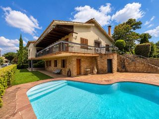 House in Sant Feliu de Codines. Exclusiva masía catalana con dos viviendas independientes en san