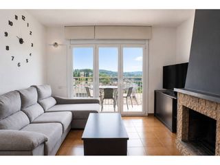 Flat in Centelles. Piso de 4 habitaciones con balcón y chimenea en el centro de cen