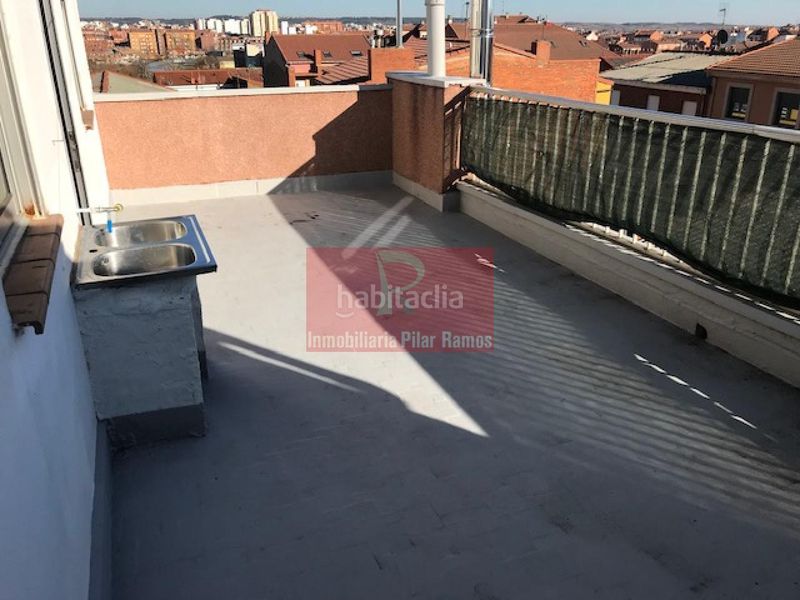 Foto af50e580-7193-4745-83ae-e1bcd53358eb. Edifici a Trobajo del camino