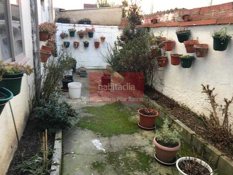 Foto f06dbb89-6d4e-4fdf-ac33-96d1b156bed9. Gebäude in Trobajo del camino