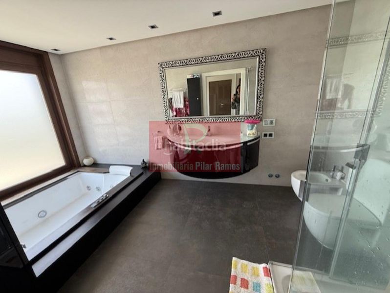 Foto 1b0f2f37-b76a-4c36-bbfe-572053a88e7d. Chalet en Cuadros