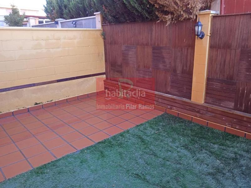 Foto 450f46aa-ba2a-4fff-b8f8-7333eee251b2. Casa adossada amb calefacció aparcament a Valdefresno