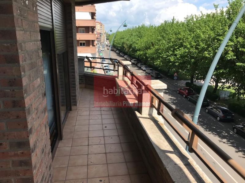 Foto 00b14640-1046-4c2a-a8dd-6ba672ea726a. Rent flat with heating parking in Crucero León