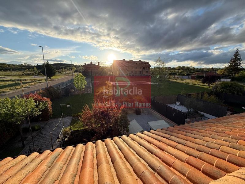Foto 9a7fde91-4a02-40e2-b7aa-26f311efc8e1. Casa aparellada amb calefacció aparcament piscina a Sariegos
