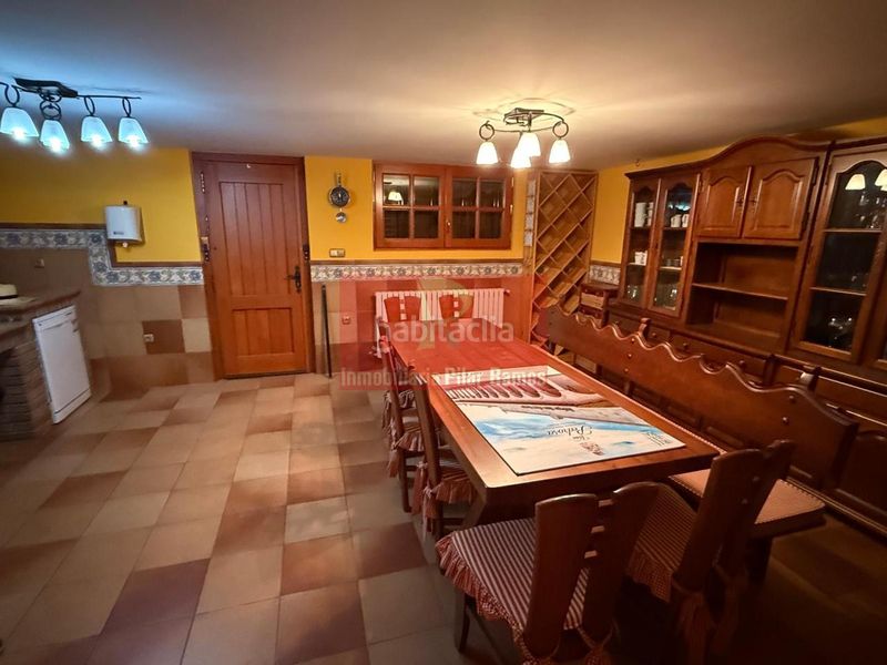 Foto ac5e013f-920b-42ea-a778-1f3497e4f969. Casa aparellada amb calefacció aparcament piscina a Sariegos