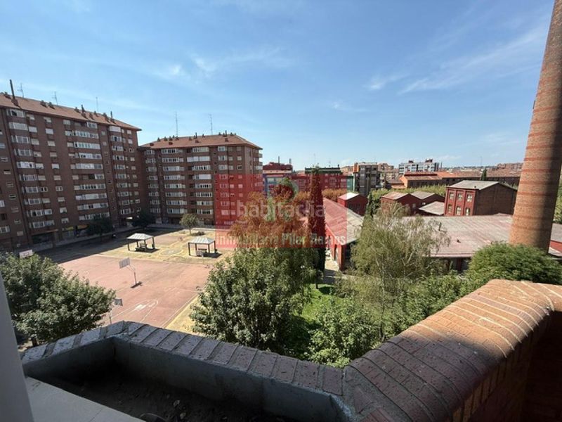 Foto 4e8c65bd-ab7a-4cf7-8dac-25891cb542e4. Rent flat with heating parking in Crucero León