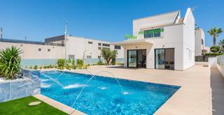 Chalet  Calle ana maria matute. Espectacular villa  en campoamor orihuela costa