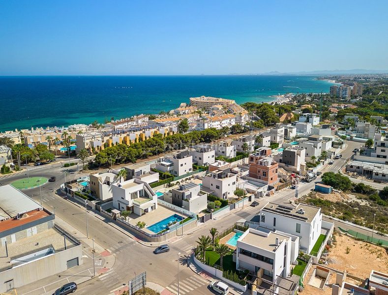 Foto c7a00594-94fb-4c49-a14d-6eb8f070eaa0. Xalet amb piscina a Campoamor Orihuela