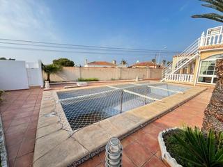 Xalet a Zona Carrefour - Urbanizaciones. Chalet con piscina y amplias estancias en el chaparral