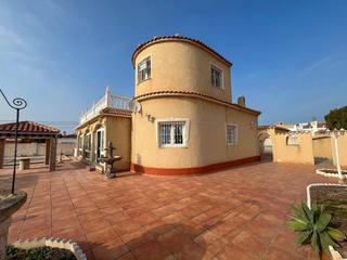 Chalet in Zona Carrefour - Urbanizaciones. Chalet con piscina y amplias estancias en el chaparral