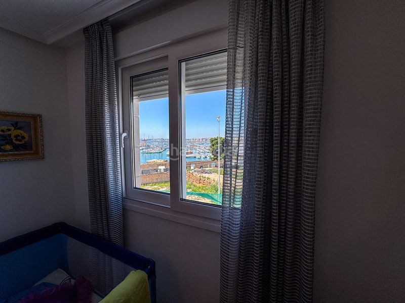 Foto 48b55608-e259-4b0b-a06b-89f2a9ace086. Piso frente al mar y al puerto , en pleno centro! en Torrevieja