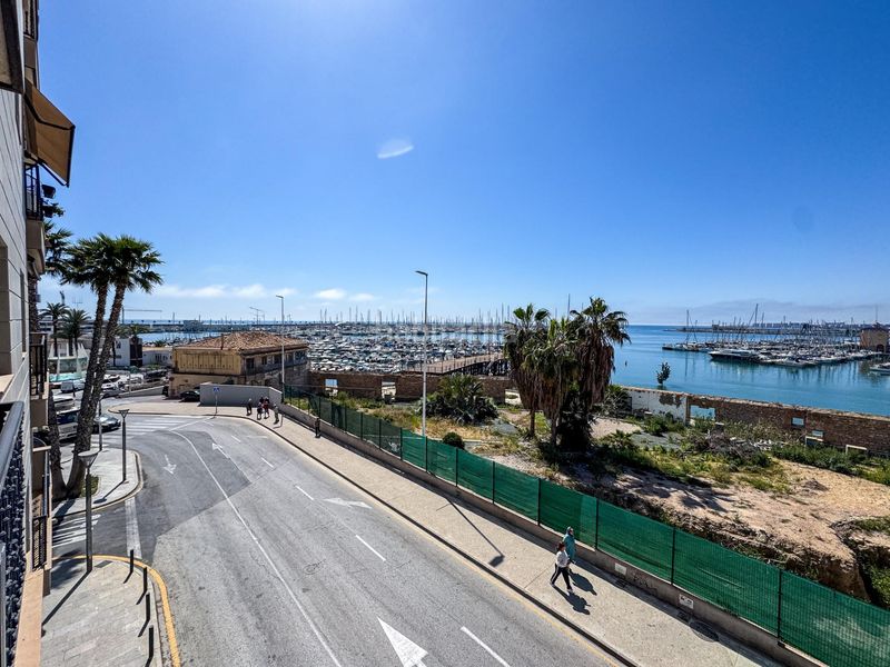 Foto 6e1a67d8-012d-428e-b5ef-1cee72dfd727. Piso frente al mar y al puerto , en pleno centro! en Torrevieja