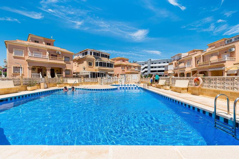 Foto 9df68b44-8b4c-4b6e-8380-bb44642af470. Miete reihenhaus mit heizung parking pool in Playa Flamenca Orihuela