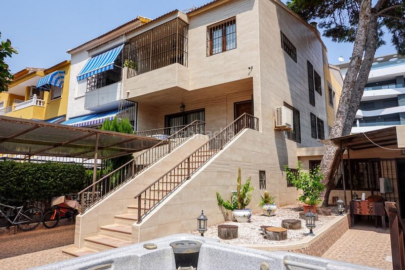 Foto 17ac21aa-184b-4d1f-a4a9-9562f4bd8662. Casa aparellada amb aparcament a Punta Prima Torrevieja