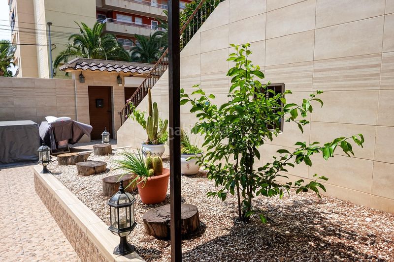 Foto 2a2ecad5-b1a6-4a11-b4e5-1d4f26083f78. Casa aparellada amb aparcament a Punta Prima Torrevieja