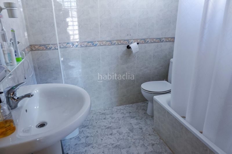 Foto 2dc5fcf9-a892-424e-ace9-db73e73d7115. Casa aparellada amb aparcament a Punta Prima Torrevieja