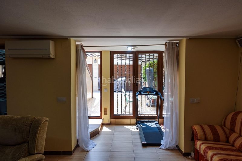 Foto 436984f2-aeb9-48c4-9654-01e53dca74cd. Casa aparellada amb aparcament a Punta Prima Torrevieja