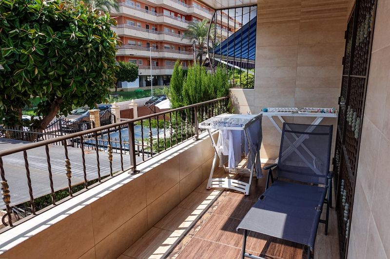 Foto 6d8f1a5b-98ba-4857-9279-2987042c0e84. Casa aparellada amb aparcament a Punta Prima Torrevieja