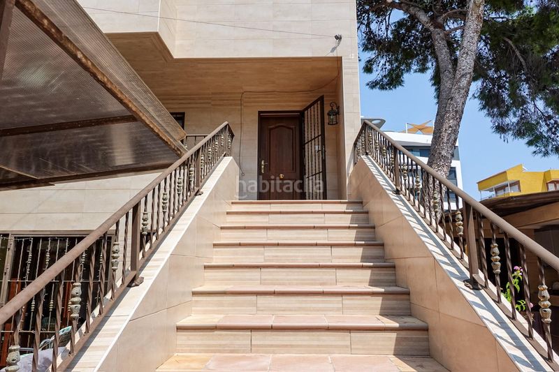 Foto 72ff20bc-cc6d-4545-8d35-01524e4e2816. Casa aparellada amb aparcament a Punta Prima Torrevieja