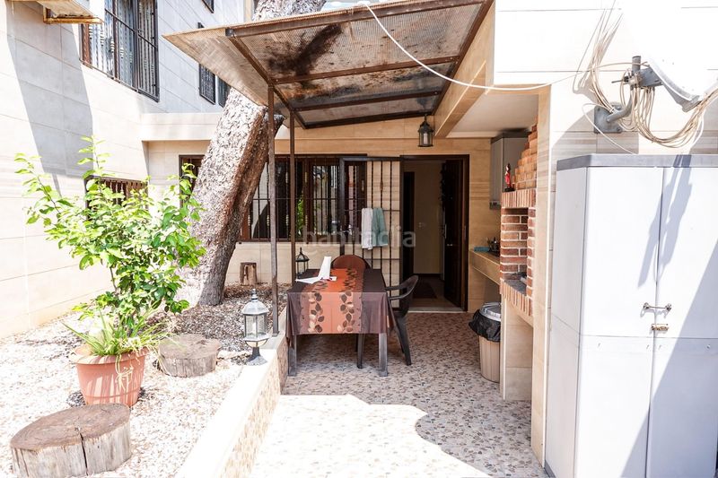 Foto e8557286-6563-449d-93dd-605f469bb0ea. Casa aparellada amb aparcament a Punta Prima Torrevieja