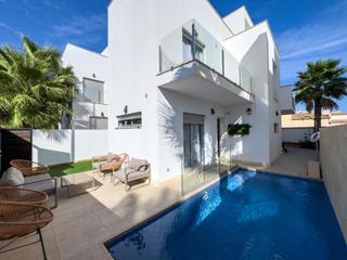 Xalet a Aguas Nuevas. Chalet independiente 2018 con piscina privada y 2 soláriums