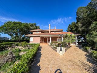 Chalet en Callosa de Segura. Exclusivo chalet independiente con piscina privada y gran parcel