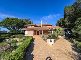 Chalet à Callosa de Segura. Exclusivo chalet independiente con piscina privada y gran parcel