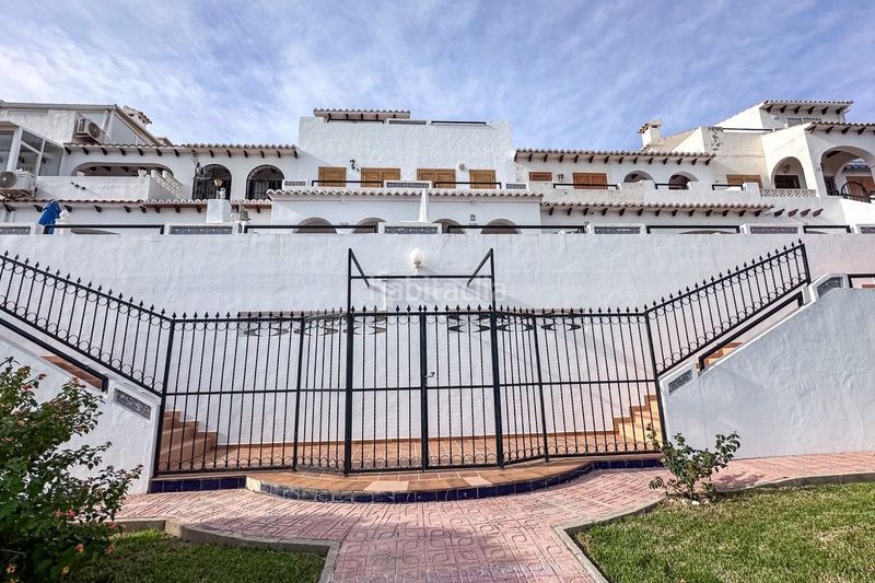 Foto c7660fea-af22-4594-a14e-4524d29717bc. Casa adossada amb piscina a Torreblanca Torrevieja