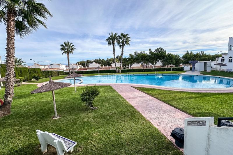 Foto f9688eb1-f275-4732-bc6c-d2b9fe24d5f1. Casa adossada amb piscina a Torreblanca Torrevieja