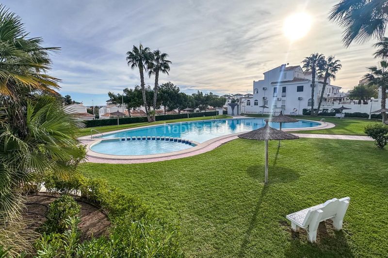 Foto faba8fb3-bcec-46a4-9235-2f8cc18f9f42. Casa adossada amb piscina a Torreblanca Torrevieja