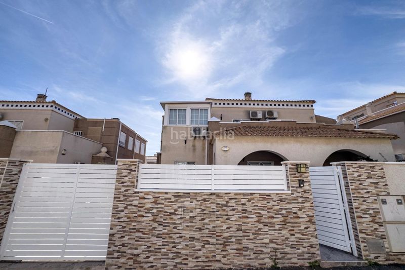 Foto 50af1036-a56e-41d9-b21d-ca28741747ed. Casa aparellada amb aparcament piscina a Aguas Nuevas Torrevieja