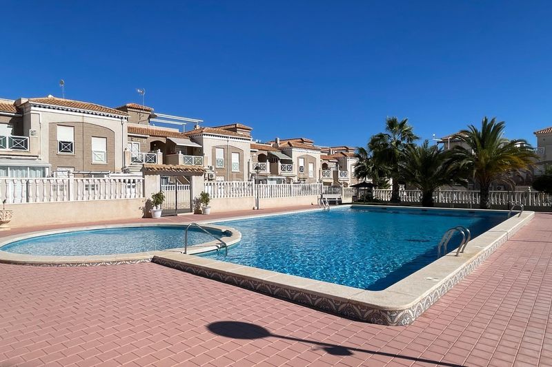 Foto 6b4b28c7-3ffa-414e-83bc-c00a366951f6. Casa aparellada amb aparcament piscina a Aguas Nuevas Torrevieja